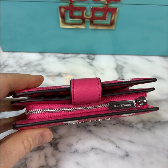 Michael Kors MK Jet Set Travel Hibiscus Pink Heart Bifold Wallet - NWT - Picture 4 of 8